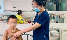 Uống nhầm bột thông cống, bé 8 tuổi bị bỏng thực quản nặng