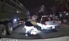 Chèn ép xe máy ngã sát bánh xe tải: Tài xế bán tải có thể đối mặt khung hình phạt nào?