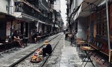 Hiện trạng 'phố cà phê đường tàu' Hoàn Kiếm sau yêu cầu tháo dỡ vi phạm