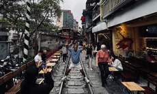 Hai 'phố đường tàu' tại Hà Nội: Nơi rào chắn, chỗ lại 'mở tự do'