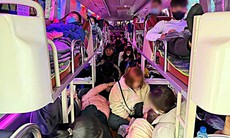 Cảnh 'ngột thở' bên trong xe khách chở quá 200% số người theo quy định