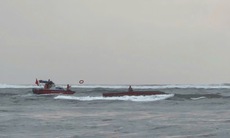 Cứu 5 ngư dân trên tàu cá bị lật khi đang vào cửa biển Nhật Lệ