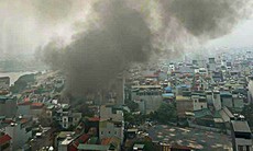 Cháy kho trong ngõ nhỏ Bùi Xương Trạch, khói đen bốc cao dày đặc