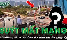 ‘Thót tim’ khoảnh khắc người phụ nữ lao xe vào rào chắn đường sắt khi tàu đang đến gần, suýt mất mạng