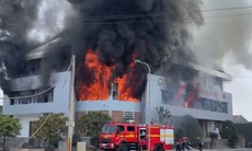 Hà Tĩnh: Cháy lớn tại khu trưng bày công ty gỗ, khói bốc cao hàng chục mét