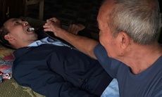 Cha già 80 tuổi chăm con liệt sau đột quỵ trong căn nhà dột nát