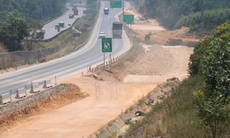 Hàng trăm công nhân miệt mài thi công mở rộng cao tốc Cam Lộ - La Sơn giữa nắng nóng như đổ lửa