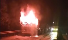 Xe đầu kéo biển số nước ngoài bốc cháy khi đang lưu thông