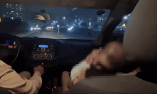 Mẹ bế con 7 tháng tuổi cầu cứu trong đêm, CSGT hỗ trợ vượt hơn 6 km đến bệnh viện an toàn