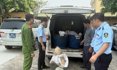 Gần nửa tấn bì lợn, mỡ lợn ôi thiu được phát hiện trong xe ô tô