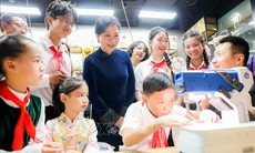 Phu nhân Ngô Phương Ly thăm Trung tâm Giao lưu khoa học văn hóa thanh thiếu niên Tống Khánh Linh
