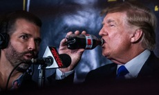 Bác sĩ Mehmet Oz: Ông Trump tin nước ngọt diệt được tế bào ung thư vì chúng 'giết chết cỏ'