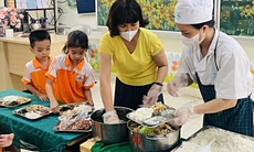 TPHCM siết an toàn thực phẩm bữa ăn học đường trong mùa nắng nóng