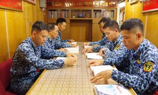 Thủy thủ tàu ngầm đọc sách dưới lòng biển sâu