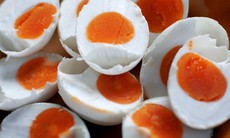 4 tác dụng bất ngờ của trứng muối với sức khỏe, ăn thế nào là đúng cách?