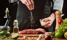 Ăn nhiều muối gây hại thế nào cho sức khỏe của trẻ lứa tuổi học đường?