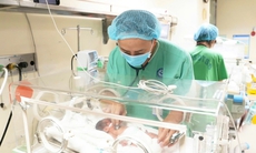 'Cuộc chiến' 120 ngày của em bé chào đời chỉ nặng 500 gram và chồng bệnh án lên đến 2kg