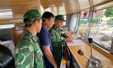 Tạm giữ tàu cá chở khoảng 10.000 lít dầu trên biển không rõ nguồn gốc 
