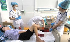 Suýt mất mạng vì tự bôi dầu gió, chườm đá vào vết thương