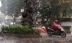 Không khí lạnh làm nhiệt giảm, mưa dông kéo dài vào Trung Bộ