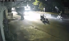 Băng qua đường bất cẩn, hai người suýt gặp nạn trước xe khách