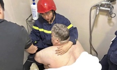 Giải cứu du khách người Mỹ nặng gần 300kg mắc kẹt trong nhà vệ sinh