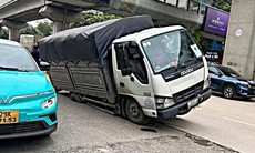 Ô tô tải lại bất ngờ 'lọt hố' giữa đường Nguyễn Trãi