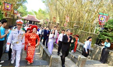 Hàng nghìn người dân và du khách đến dâng hương tại Đền Tưởng niệm các Vua Hùng ở TPHCM