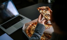 Đói trước khi ngủ, nên ăn hay nên nhịn?
