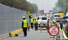 Công nhân gấp rút dựng rào chắn làm Metro số 5 trên Đại lộ Thăng Long