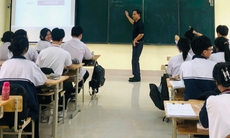 Giáo viên tại nhiều trường học ở Hà Nội vẫn 'mòn mỏi' chờ thu nhập tăng thêm