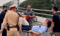 Người đi xe máy ngã nhào vì vết dầu loang trên cầu vượt Trần Khát Chân