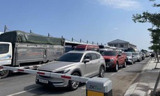 Du khách xếp hàng từ 4 giờ sáng để ra đảo Cát Bà