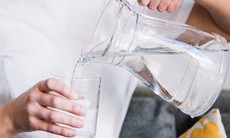 Triệu chứng ngộ độc rượu diễn tiến như thế nào và sai lầm cần tránh khi “giải rượu”