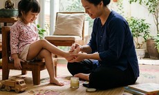 Dùng dung dịch sát khuẩn thế nào khi trẻ bị tay chân miệng?