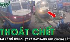 Tài xế thoát chết trong gang tấc khi vừa dùng điện thoại vừa cố tình chạy xe máy băng qua đường sắt