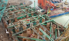 Dưới hố móng trụ tháp cầu Tứ Liên, người thợ lặn giữ nhịp thi công