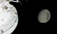 Phi hành đoàn Artemis II choáng ngợp trước khung cảnh từ không gian bên kia Mặt Trăng