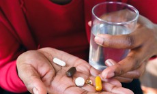 Dấu hiệu cảnh báo cơ thể dư thừa vitamin