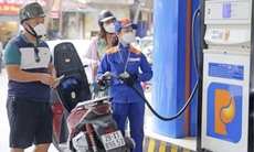 Giá xăng dầu trong nước đồng loạt đi xuống, mặt hàng RON95-III giảm 440 đồng mỗi lít
