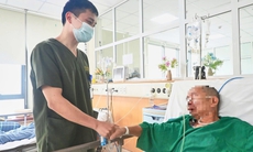 Sốt cao không rõ nguyên nhân, viêm phổi nặng, người đàn ông hồi sinh kỳ diệu từ 'cửa tử'