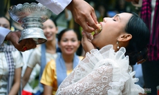 Đồng bào Khmer cúng Trăng, đút cốm dẹp trong lễ Ok Om Bok