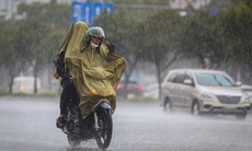 Miền Bắc mưa dông, miền Trung bước vào đợt nắng nóng gay gắt