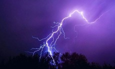 Người đàn ông bị sét đánh tử vong khi đang cưa cây