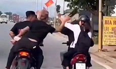 Bức xúc clip nhóm thanh niên 'kẹp 3' vi phạm hàng loạt lỗi, cầm dép đánh người đi đường