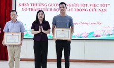Khen thưởng 2 người cứu bé trai 10 tuổi đuối nước dưới ao