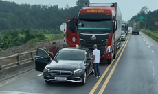 Bất ngờ lý do xe Mercedes chặn đầu phương tiện khác trên cao tốc Nội Bài - Lào Cai