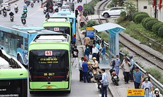 CSGT xử lý hàng loạt tài xế taxi, xe buýt vi phạm dừng đỗ khu vực Bệnh viện Bạch Mai
