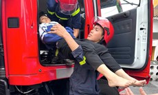 Xúc động cảnh sát dùng xe chữa cháy đưa nữ sinh lớp 11 đến bệnh viện cấp cứu trong 'giờ vàng'
