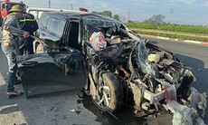 Ô tô biến dạng sau tai nạn trên cao tốc, 1 người mắc kẹt được giải cứu